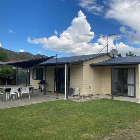 Sunny Escape In Old Cromwell Villa Exterior foto