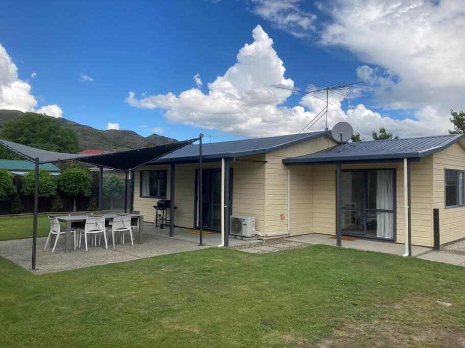 Sunny Escape In Old Cromwell Villa Exterior foto