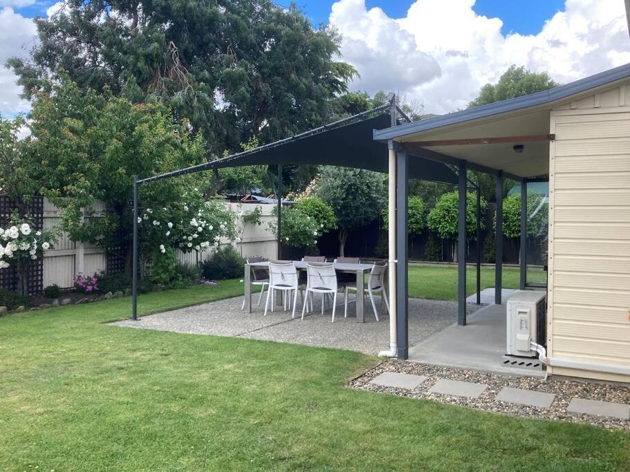 Sunny Escape In Old Cromwell Villa Exterior foto